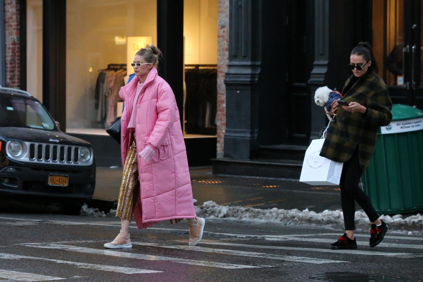 Ni sencilla ni minimalista, Gigi Hadid combate el frío de la manera más llamativa. Imposible no fijarse en su plumas rosa