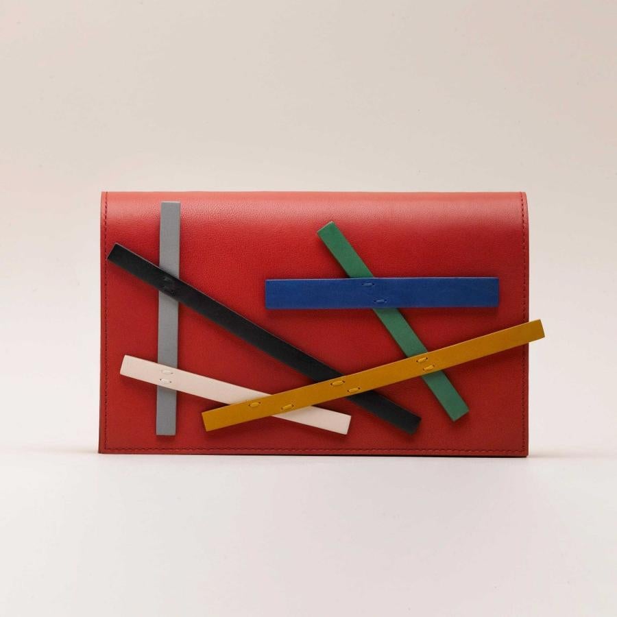 Bolso rojo con detalles en piel de varios colores de Malababa. Precio: 252 euros (antes 360 euros)