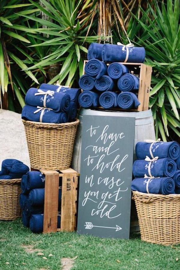 Y más ideas para ofrecer cálidad mantitas a tus invitados. (Foto: Pinterest).