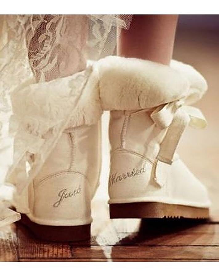 Estarás deseando bajarte de tus tacones y ponerte estas botas 'just married' tan calentitas y cómodas para bailar toda la fiesta.