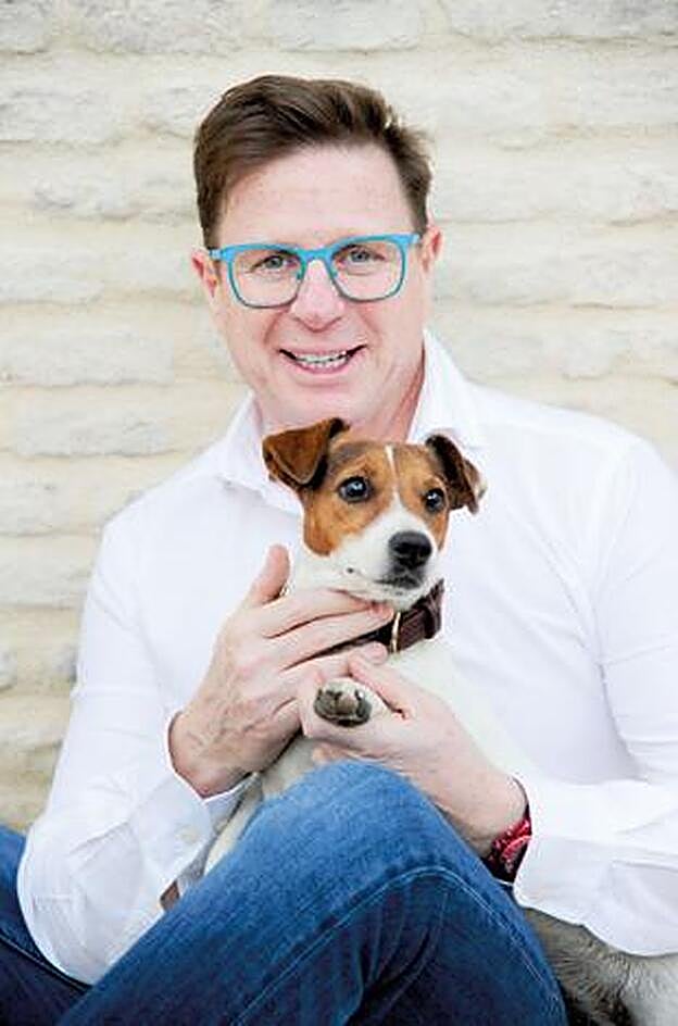 Jorge Cadaval junto a otro de sus perros.