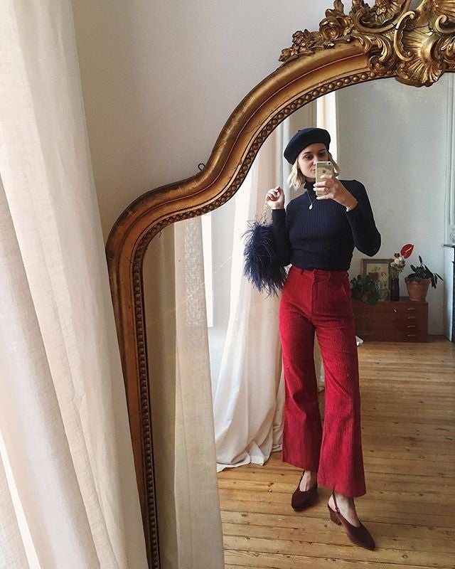 Si quieres ser el centro de atención en el restaurante donde vas a comer con tus amigas, ponte un top con plumas como el de @adenorah. Elegante y casual.