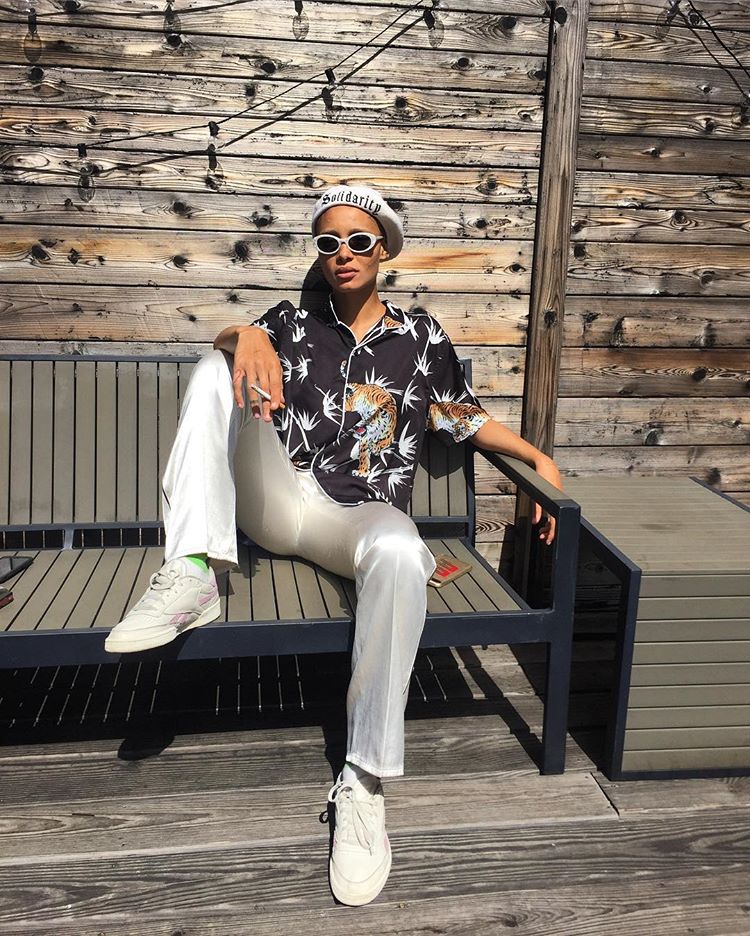 La modelo Adwoa Aboah no teme ser el centro de atención con sus pantalones satinados. Y los lleva con zapatillas. Eso sí que es arriesgar.