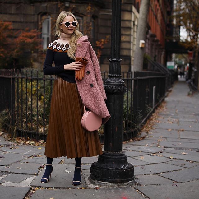 Y ya puestas a tirarnos a la piscina, no olvides que las sandalias también se llevan en invierno... ¡con medias para no morir congeladas!
