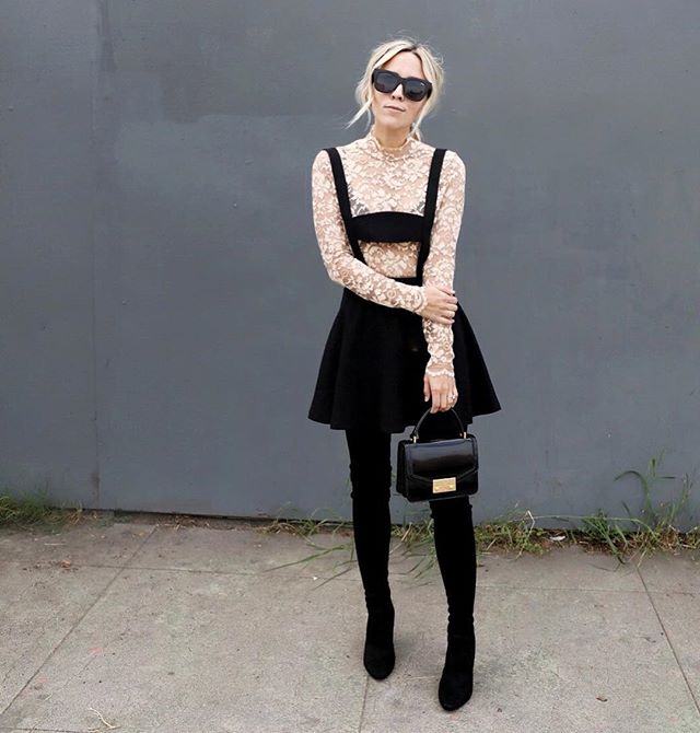 Con un vestido negro es complicado equivocarse, pero también es muy fácil caer en el aburrimiento. @jaceyduprie lo lleva con un top con transparencias apto para el día y la noche