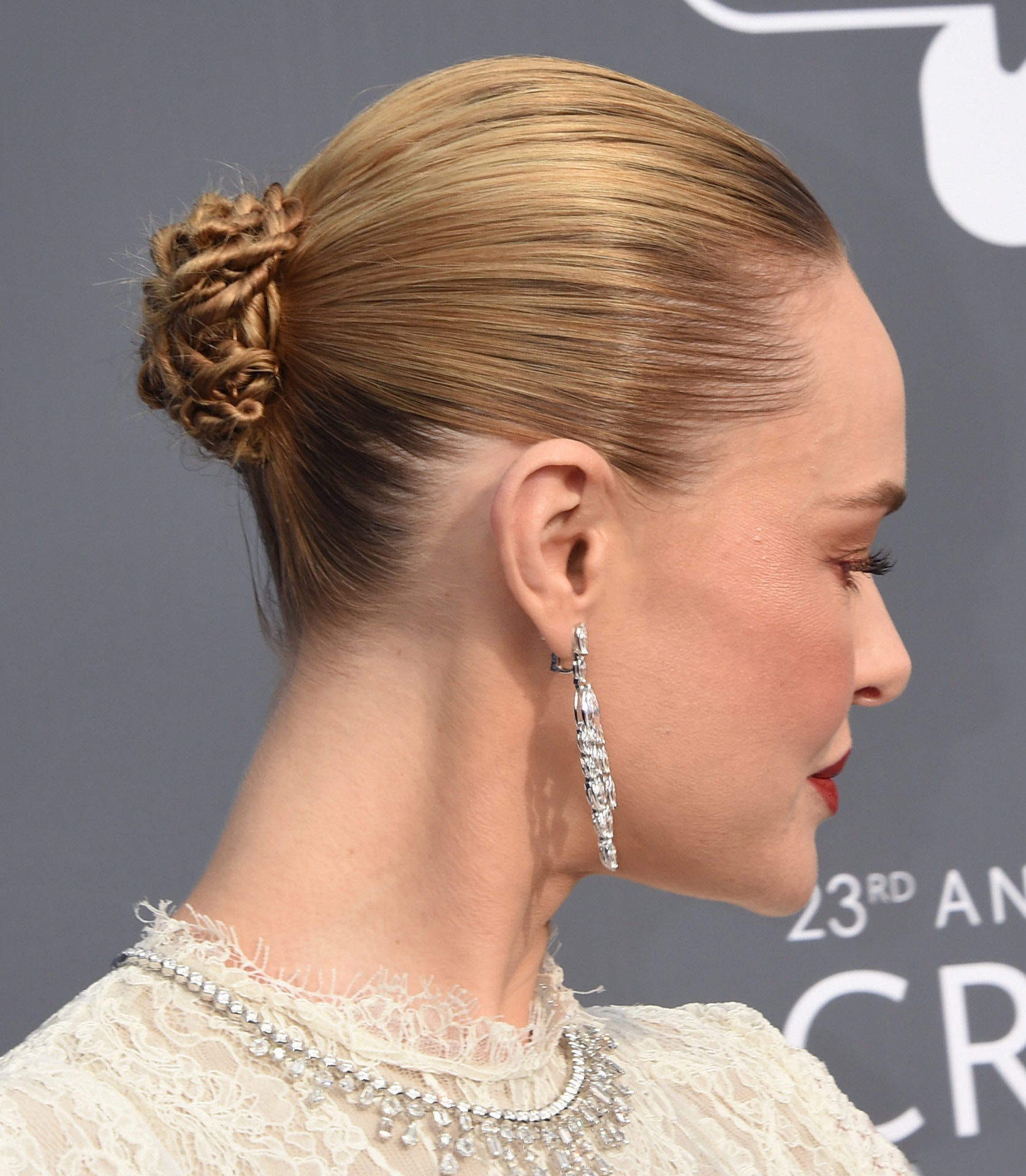 Kate Bosworth lució uno de los mejores peinados: un moño de bailarina muy pulido con los mechones retorcidos. Su maquillaje espectacular: labios rojos y sombras doradas.