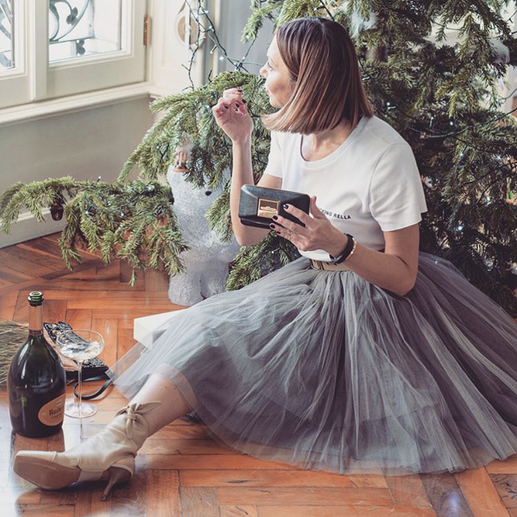 Una camiseta blanca siempre es una buena opción, ¿y por qué no llevarla con una falda de tul y unos botines? Nos encanta la idea de @yulifab