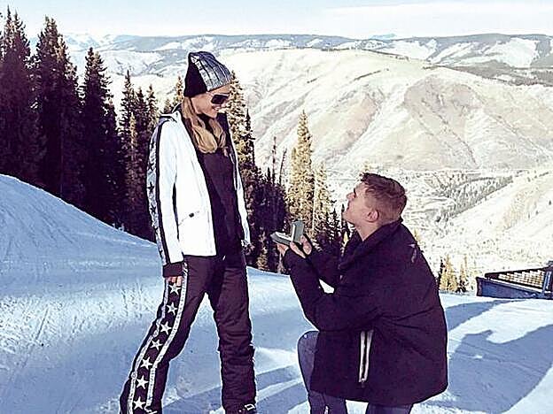 Paris Hilton durante la pedida de mano de su novio, Chris Zylka.