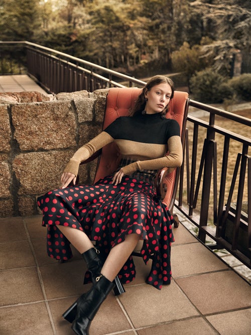 Vestido combinado de Loewe. Botines de Marella y pendientes de Uterqüe.