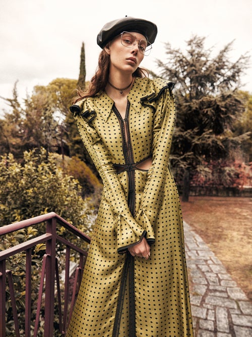 El vestido es de diseño de Juan Vidal. La boina, el choker, las gafas y el anillo son de Dior.