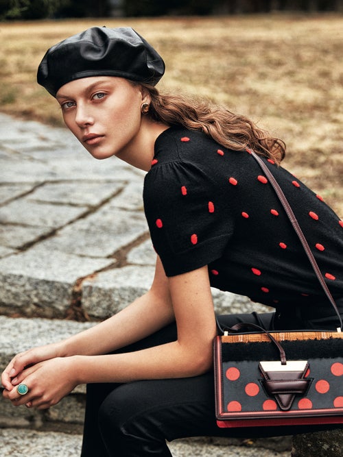 Jersey de Marella con pantalón de U de Adolfo Domínguez. Bolso de Loewe y boina de Dior. Los pendientes y el anillo son de Tous.