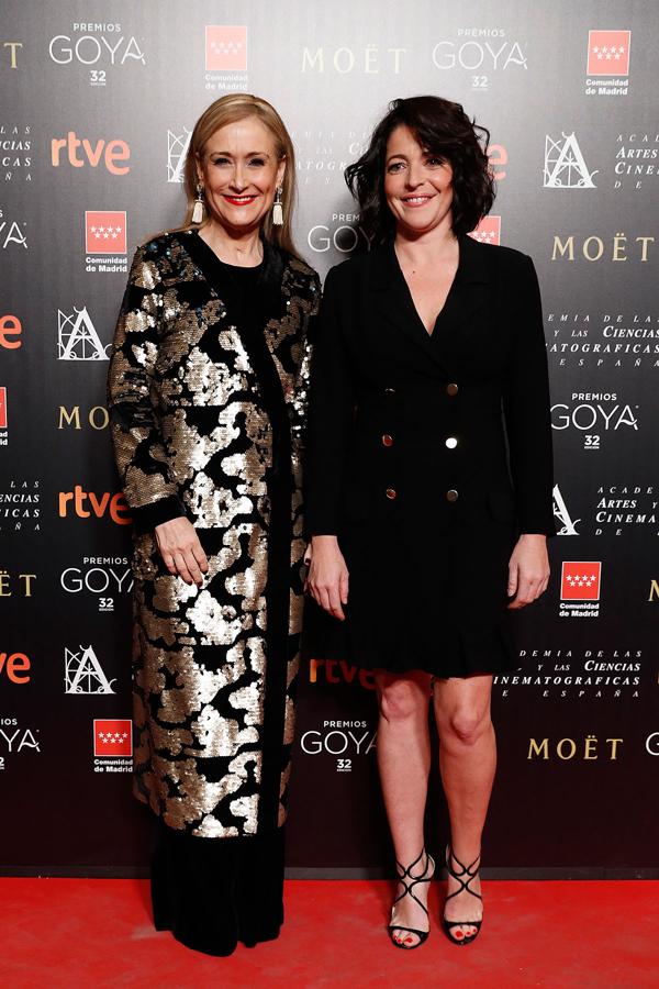 Cristina Cifuentes, presidenta de la Comunidad de Madrid, y Nora Navas, presidenta en funciones de la Academia del Cine, en la gala de los nominados a los Premios Goya 2018.