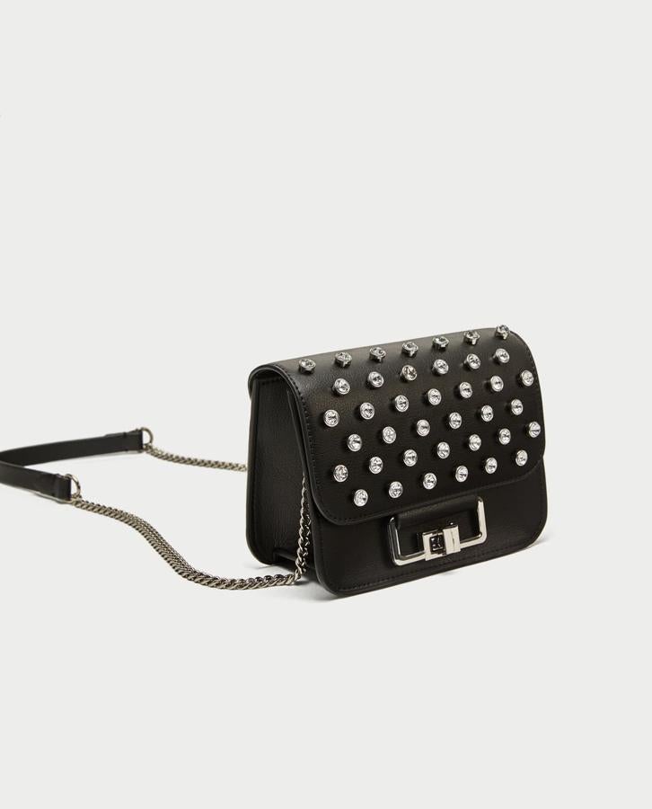 El bolso de asa con cadena de Zara está rebajado de 25.95 a 15.99 euros.