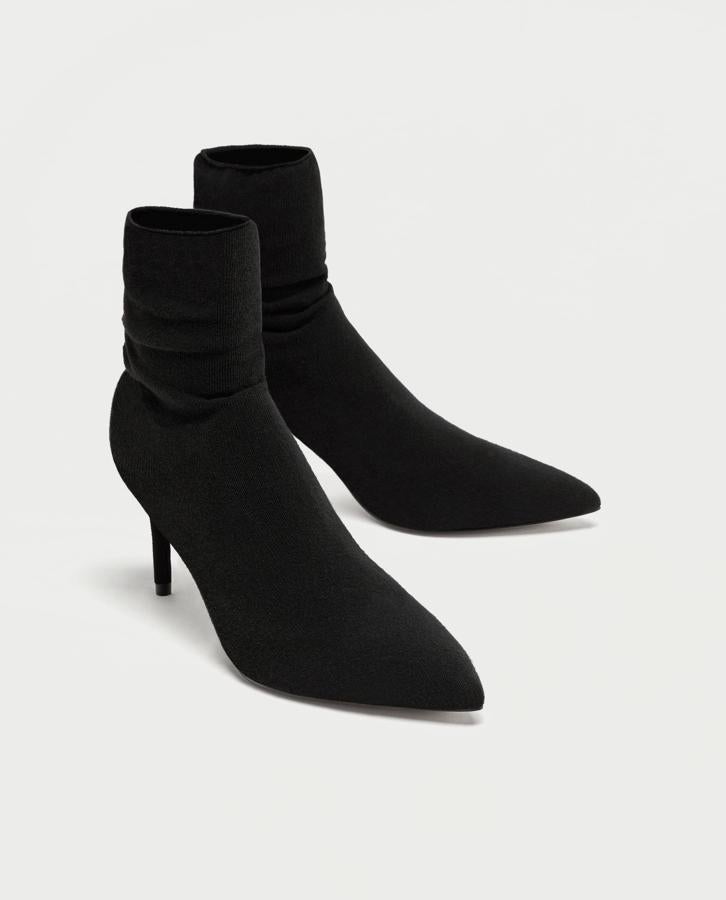 Y, por último, los botines calcetín en color negro, rebajados en Zara de 39.95 a 19.99 euros. En total, todo el look de Bella Hadid puede ser tuyo por 96.95 euros. ¡Irresistible!