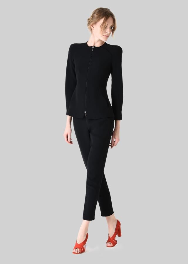 Un traje pantalón que te dure toda la vida, como este negro de Armani (rebajado de 2.400 a 1.680 euros).