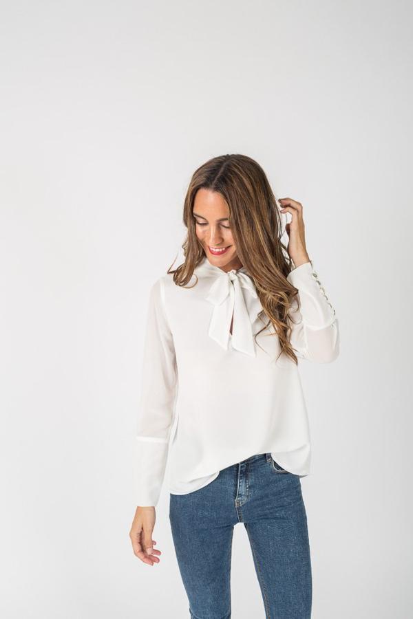 Una blusa blanca con un 'twist', como esta de seda con lazo de Bimani 13 (rebajada de 69 a 60 euros).