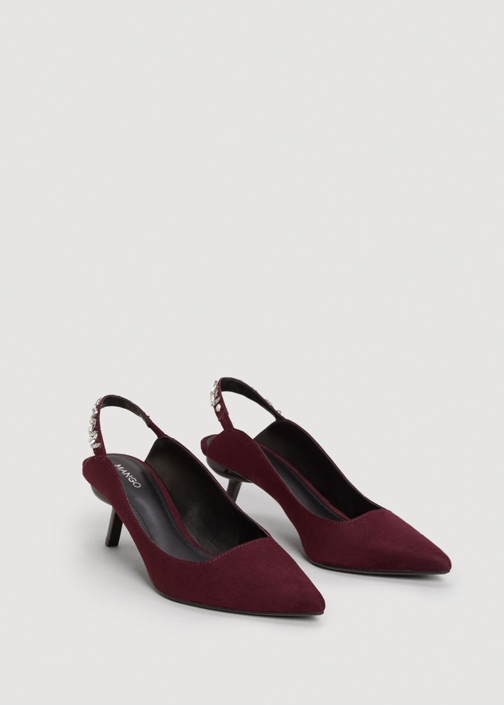 Zapatos destalonados con incrustaciones de cristales de Mango. Precio: 39,99 euros.