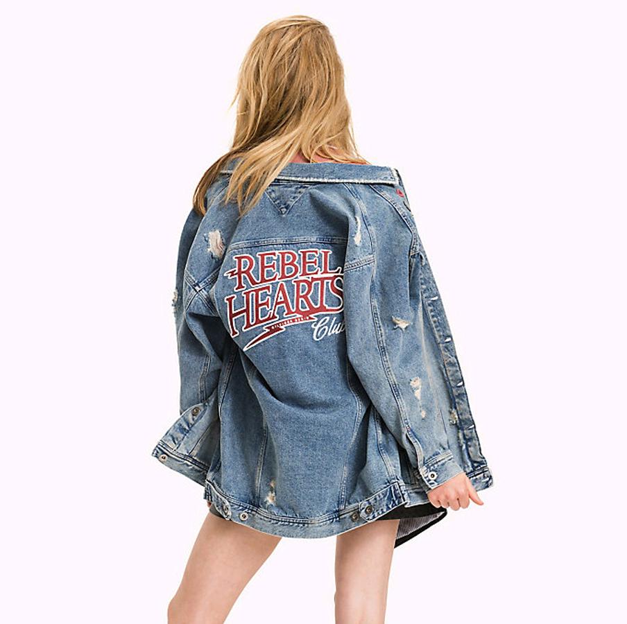 Y una cazadora vaquera, como esta de Tommy Hilfiger (rebajada de 179 a 107 euros).