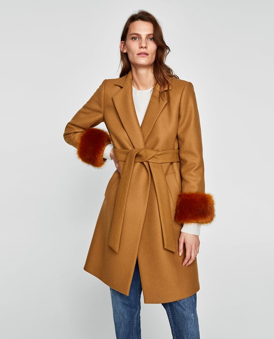 Abrigo cámel con los puños de pelo de Zara. Precio: 99,95 euros.