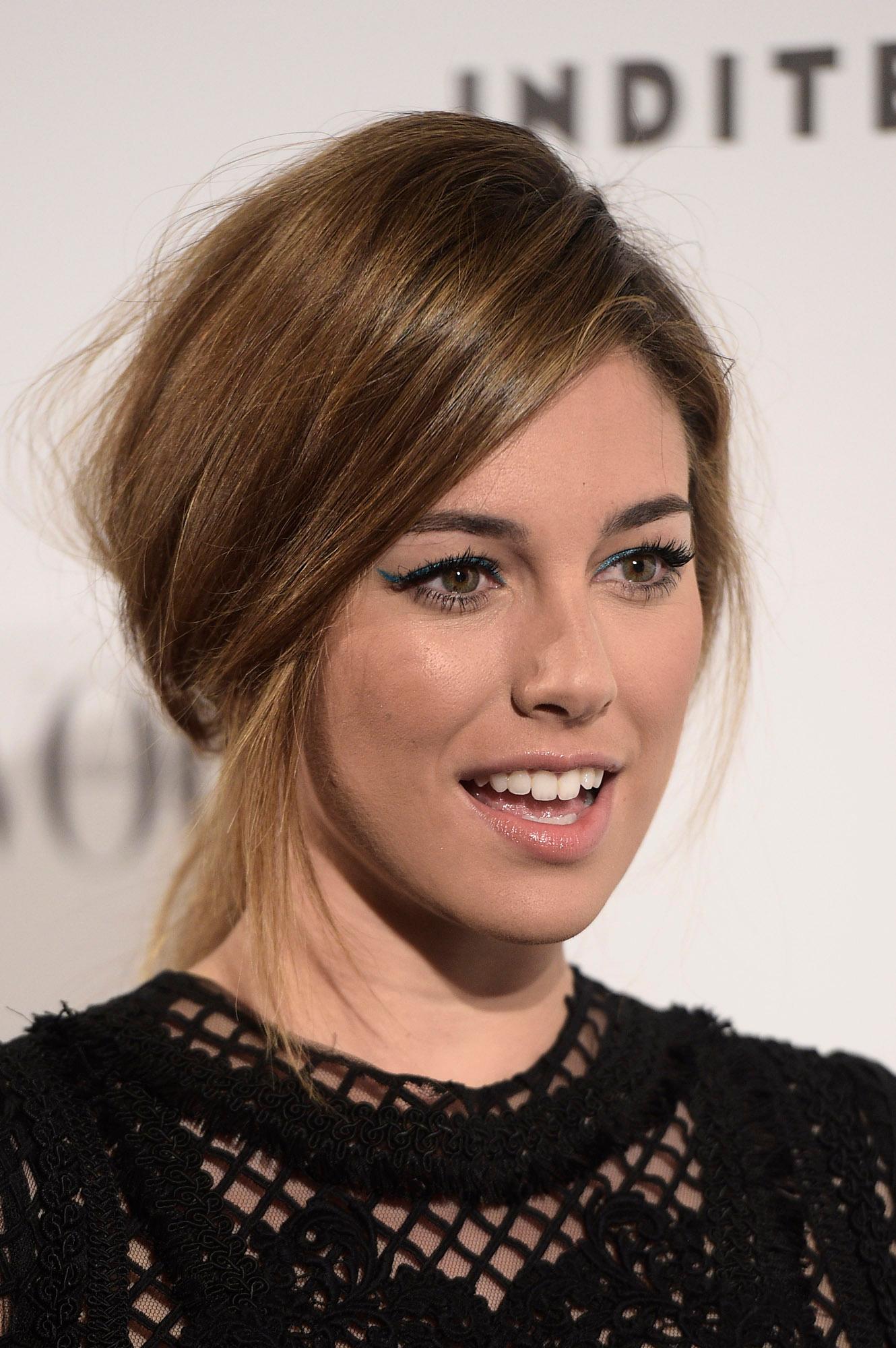 Blanca Suárez con recogido bajo informal, con mechones sueltos, y raya lateral.