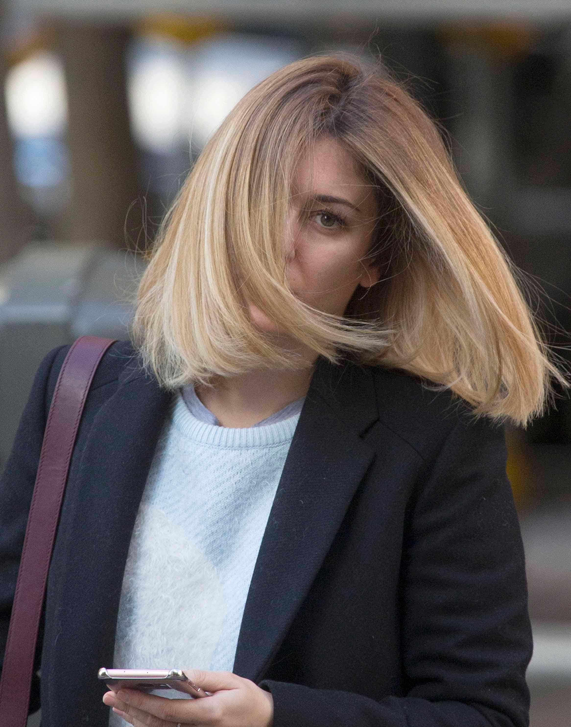 Blanca Suárez paseando por la calle con un long bob liso y raya en el medio. Un peinado perfecto para el día a día.