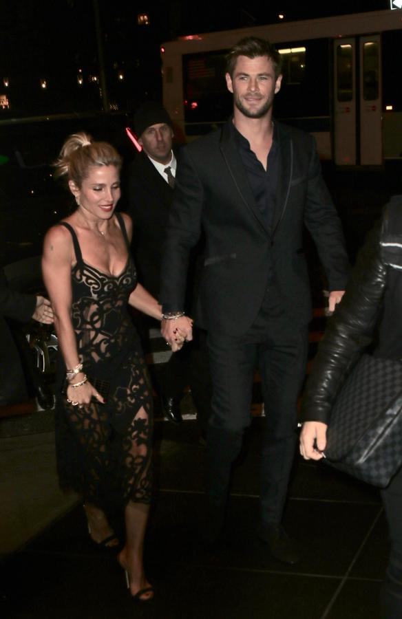 El vestido de la actriz no cumplía la regla de "si llevas escotazo, huye de las transparencias", pero lo cierto es que a Pataky no le puede sentar mejor este look...