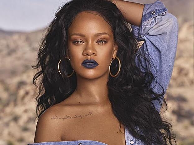 Rihanna con su nueva colección de pintalabios Mattemoiselle de Fenty Beauty.