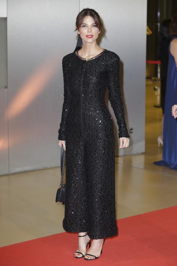 Nos referimos al espectacular mono negro de lentejuelas. Juana Acosta apostó por una creación de Chanel que combinó con sandalias de Jimmy Choo