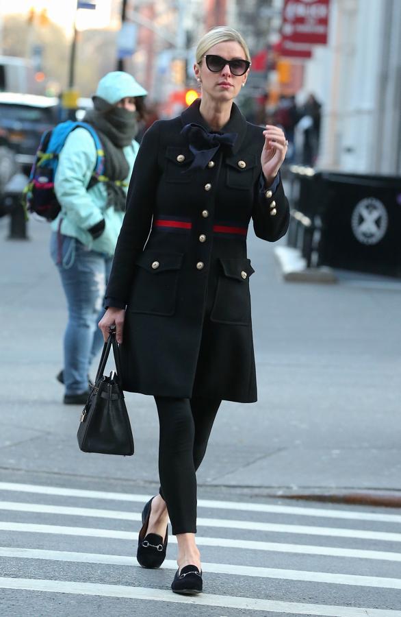Nicky Hilton paseó por Nueva York con un look sencillo, cómodo y elegante: pantalón negro, chaqueta de estilo militar y mocasines