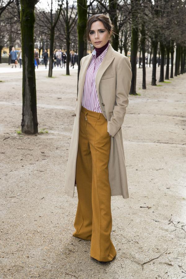 Victoria Beckham también se cuela entre las mejor vestidas de la semana con un look de día de estilo masculino con pantalón de pernera ancha, camisa de rayas y abrigo