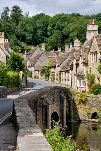 Castle Combe es un pequeño pueblo también de Reino Unido con numerosas casitas y puentes... (Foto: Pinterest).