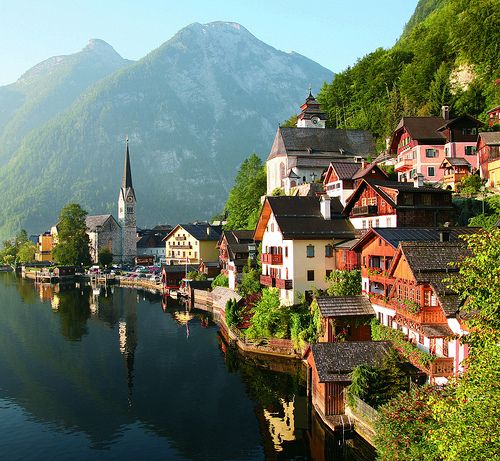 El municipio Hallstat, situado a orillas del lago de Austria, es simplemente maravilloso. ¡Menudas vistas! (Foto: Pinterest).