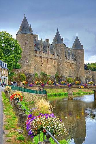 Jossein, comuna francesa, situada en la región de Bretaña, tiene este castillo al que puedes acceder solo de día. De noche, el agua corta el paso... ¡Qué bonito es! (Foto: Pinterest).