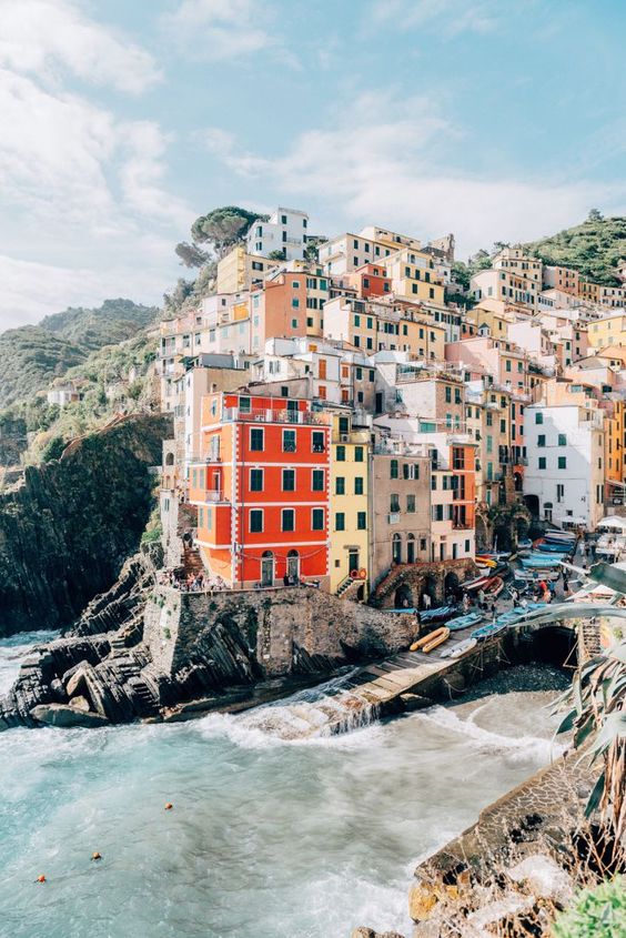 Riomaggiore, otro de los pueblos de Cinque Terre (Italia). ¡No nos puede gustar más con sus fachadas de colores! (Foto: Pinterest).