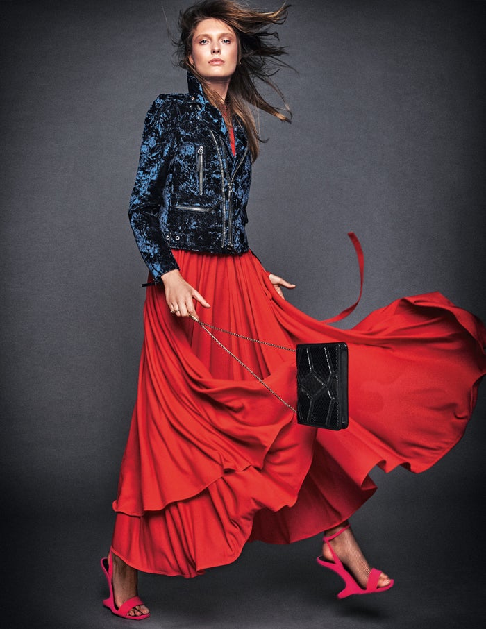 Perfecto de terciopelo de Giuseppe Zanotti; vestido de Celine, sandalias de G.Zanotti y bolso de Bulgari.