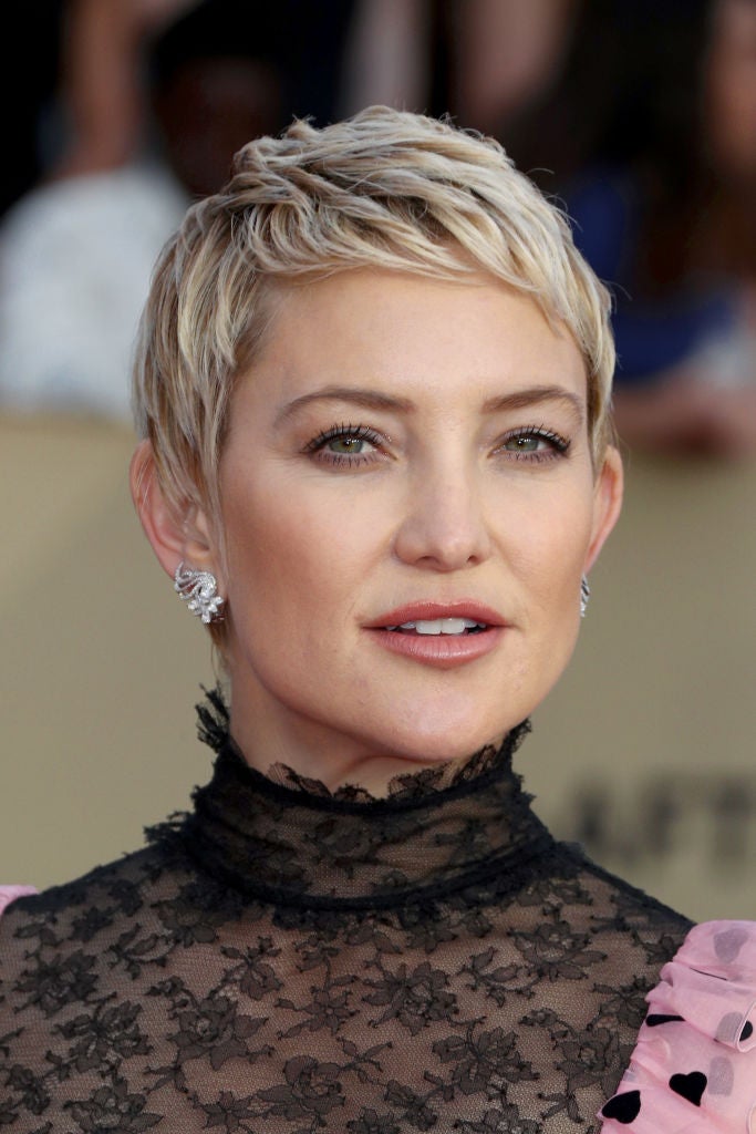 Kate Hudson con su corte de pelo pixie peinado con flequillo y un maquillaje muy discreto con labios brillantes con gloss y máscara de pestañas.