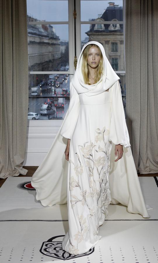 Nos imaginamos una bucólica novia de Alta Costura con la propuesta más especial del desfile de Schiaparelli.