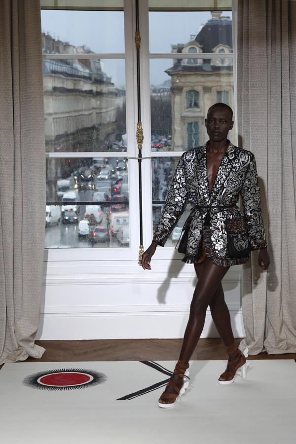 Schiaparelli juega con las texturas y los tejidos más nobles en propuestas tan sofisticadas como esta chaqueta joya.