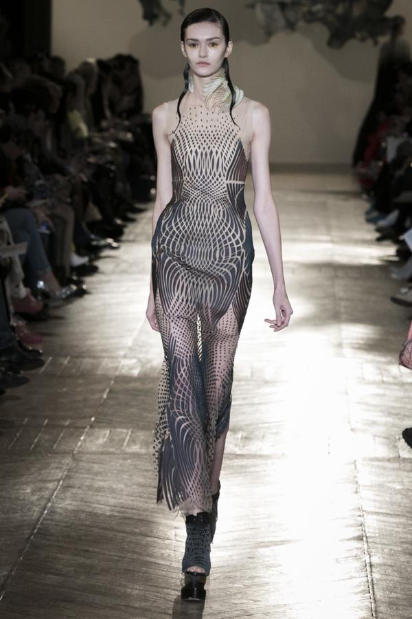 Iris van Herpen juega con los trampantojos en sus propuestas de Alta Costura para la primavera-verano 2018.
