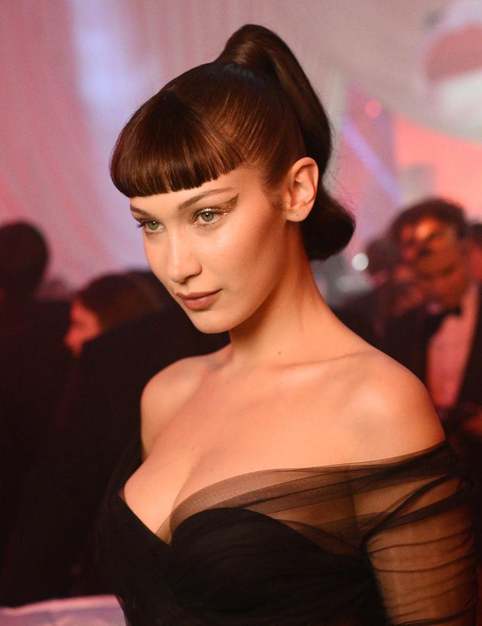 Bella Hadid con flequillo ultra corto, estilo 'baby bang'. ¿Será postizo o realmente la modelo ha apostado por un cambio de look?