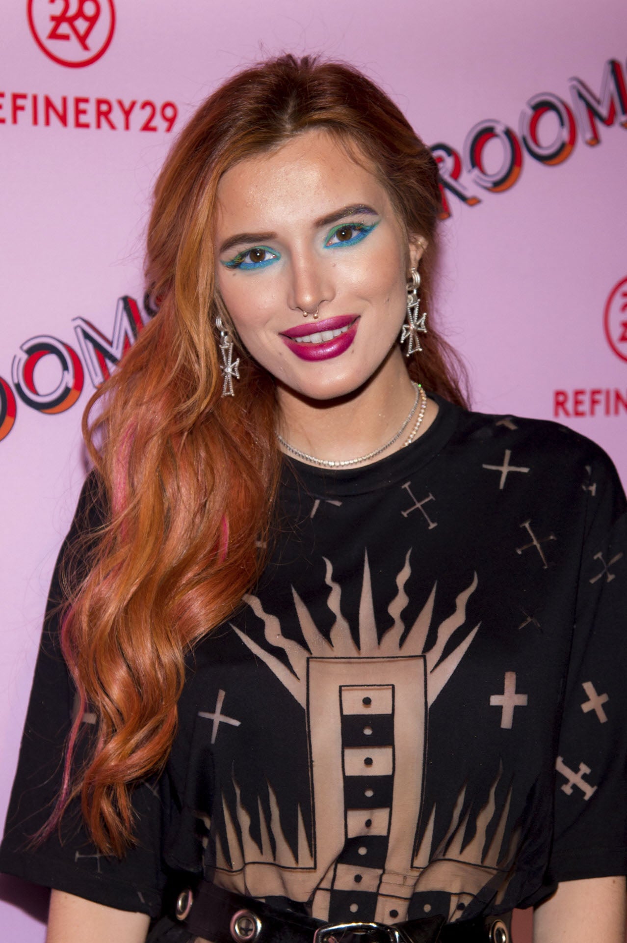 Bella Thorne con melena larga pelirroja y mechas fantasía. La actriz es una de las famosas que no duda en arriegar con infinitos cambios de look.