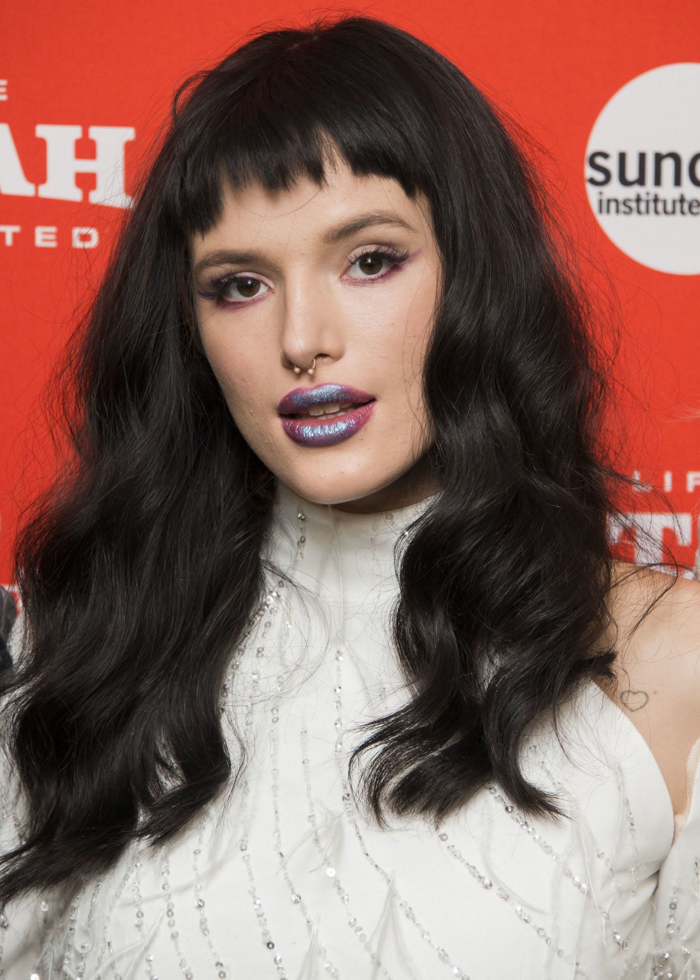 Bella Thorne sorprendió con un nuevo look en la alfombra roja de los SAG Awards 2018: melena negra y flequillo 'baby bangs'.