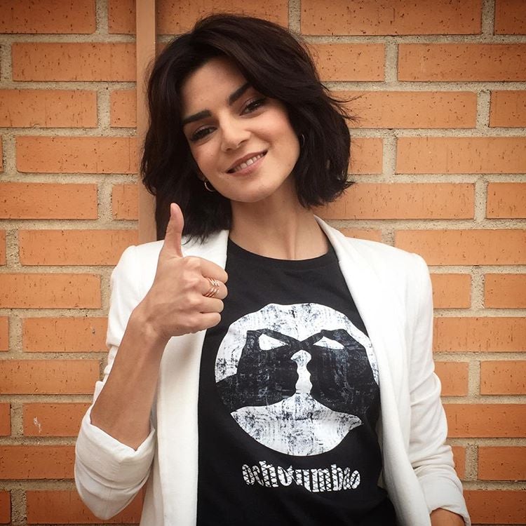 Clara Lago ha vuelto a cambiar de color de pelo, si a principios de año sorprendía más rubia, la actriz ha vuelto a su castaño oscuro.