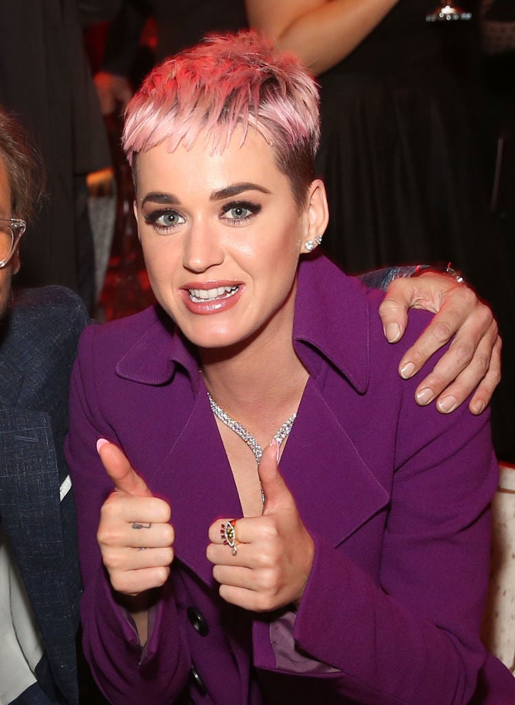 Katy Perry sorprende con un nuevo cambio de look, tiñendo su pixie de rosa, uno de los colores fantasía que triunfan esta primavera.