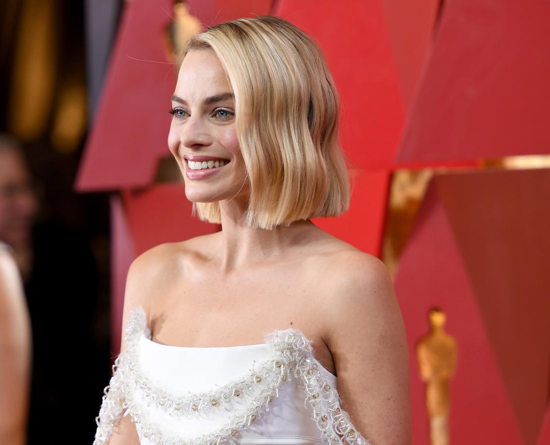 Margot Robbie ha estrenado corte de pelo (blunt bob) en la alfombra roja de los Premios Oscar 2018. La actriz ha recortado varios centímetros su media melena.