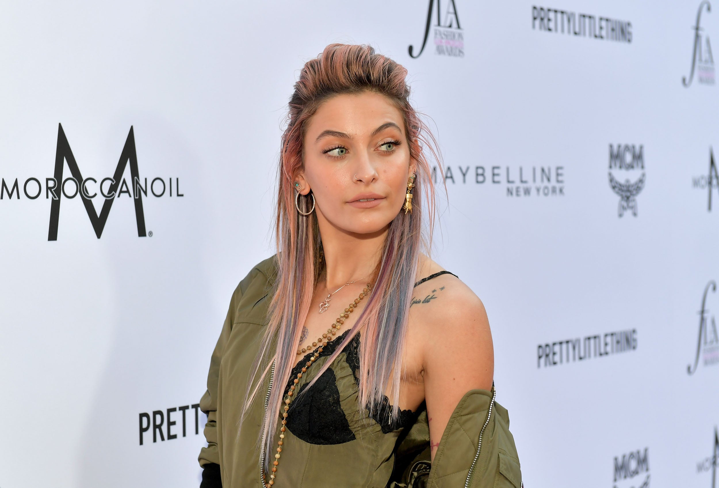 Paris Jackson se ha atrevido con la tendencia de la coloración fantasía. La hija del mítico Michael Jackson luce el pelo unicornio, de moda entre las millennials.
