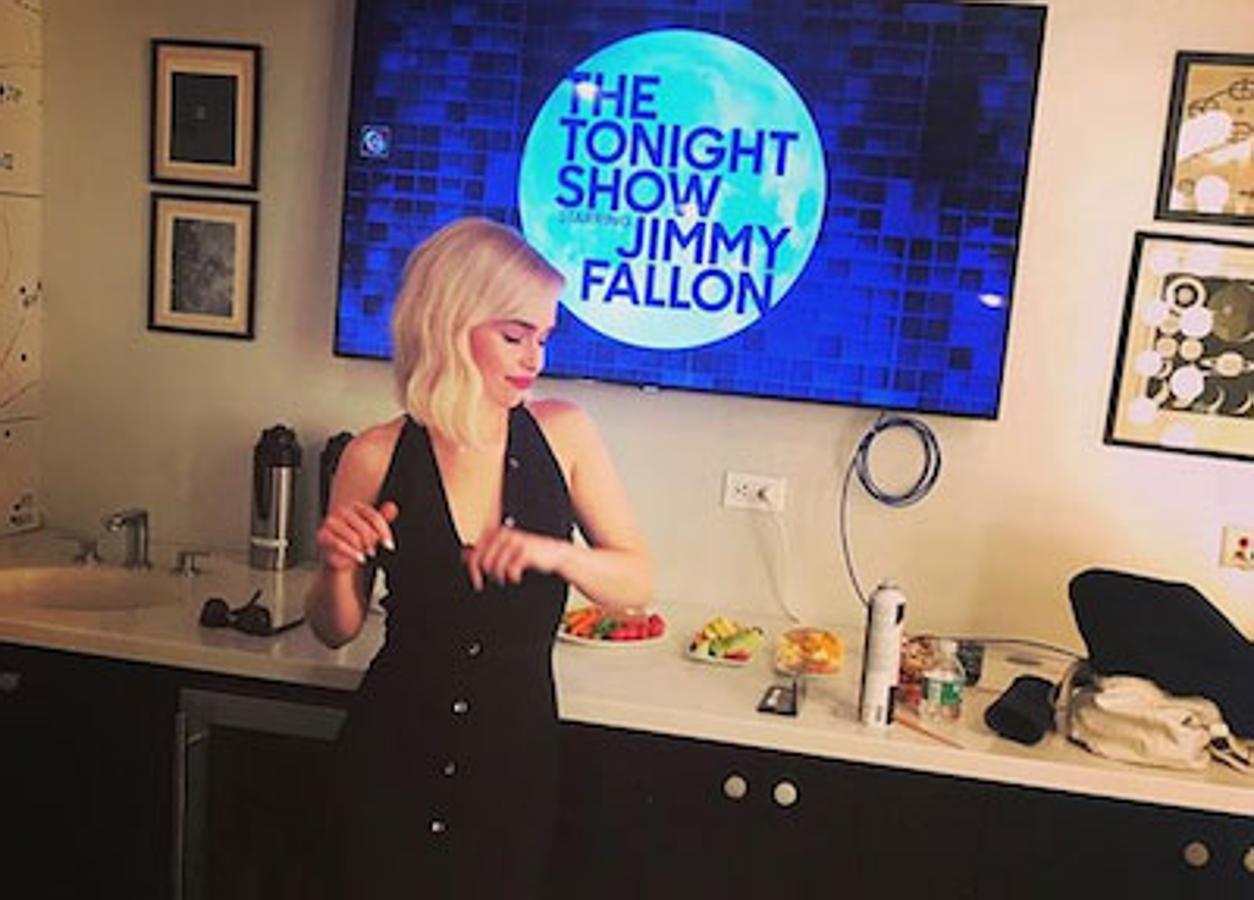 Apenas unas horas antes había aparecido en el 'Late Night' de Jimmy Fallon con su look de las útlimas semanas. Pero se ve que las puntas tan largas no terminaban de convencerla.