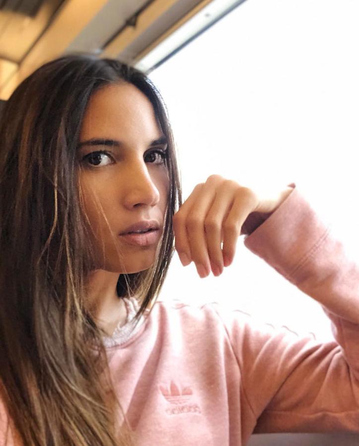 Así de morena estaba hace apenas unos días, una melena larga y castaña oscura que ha sido desde siempre su seña de identidad.