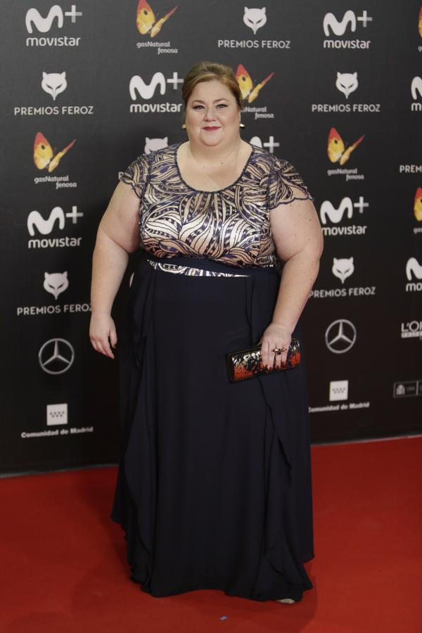 Itziar Castro, la acriz de 'Pieles', lució un vestido de manga corta y corte imperio con detalles en dorado y bolso de mano a juego.