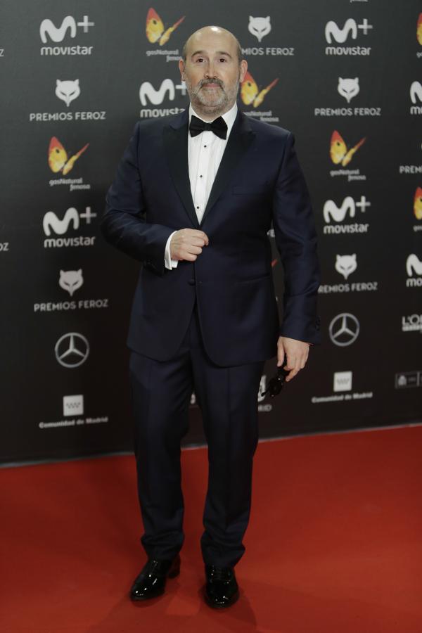 Javier Cámara también ha sido uno de los más puntuales en los Premios Feroz. Ha llegado a la alfombra roja con un esmoquin azul marino con solapas negras y zapatos de charol